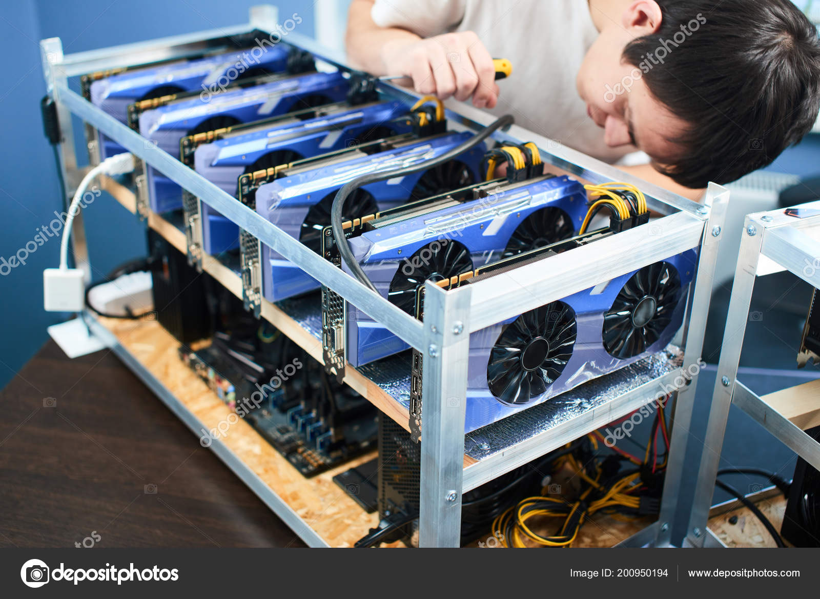 Mann Halt Schraubendreher Und Regale Fur Grafikkarten Des Bitcoin - 